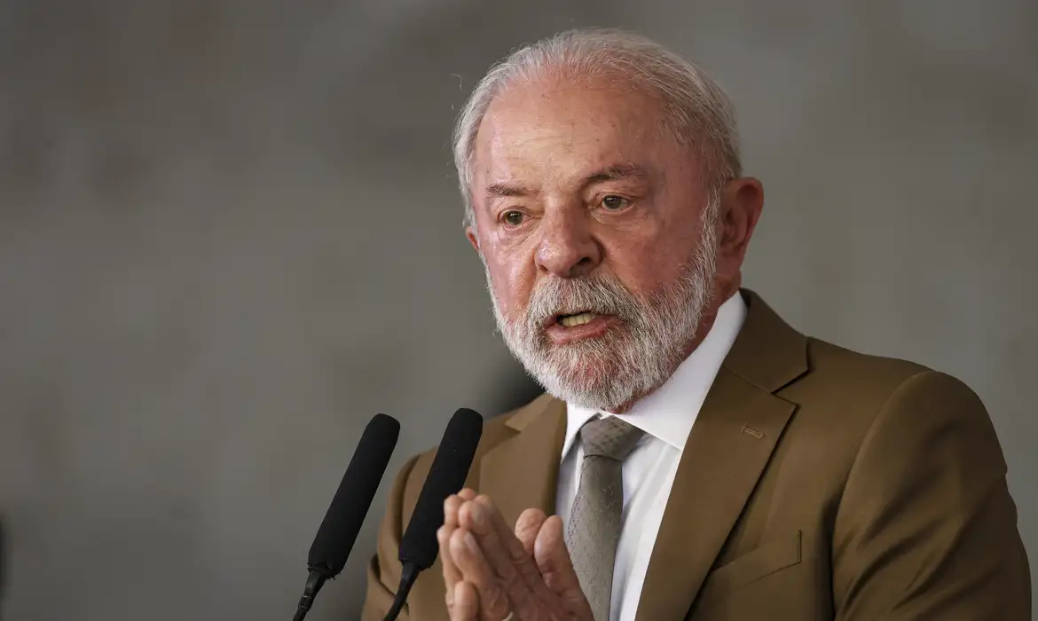 Lula corta impostos e subsidia diesel para frear alta do combustível no Brasil