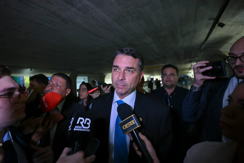 Flávio nega elo entre filme e operação contra ONG
