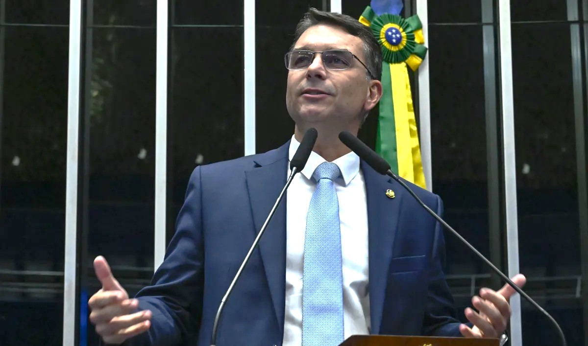 Flávio escala ex-ministra do TSE e advogado da Lava Jato para equipe jurídica