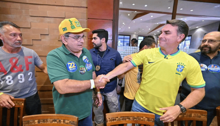 Flávio Bolsonaro faz campanha em Natal, reúne aliados e diz que “o Nordeste já virou”