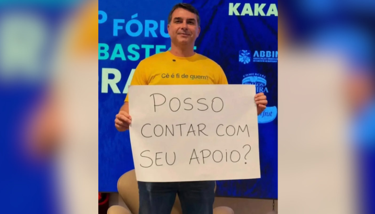 Flávio Bolsonaro pede apoio de Michelle em convenção